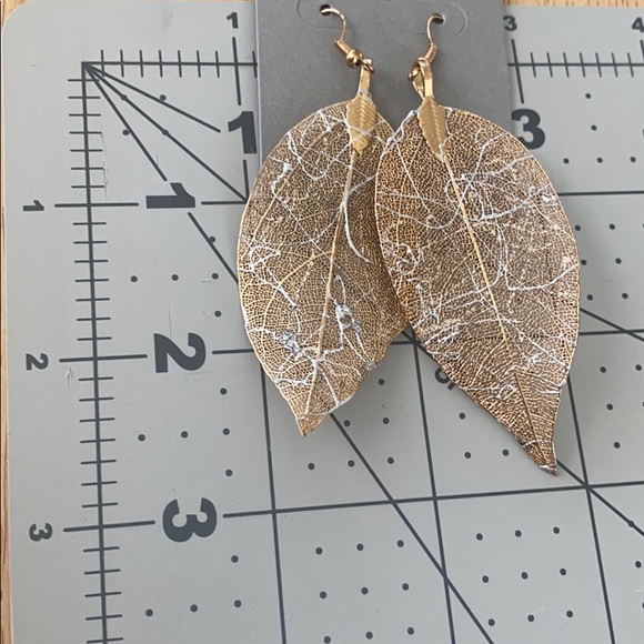 Gold leaf fashion earrings - Picture 2 of 4